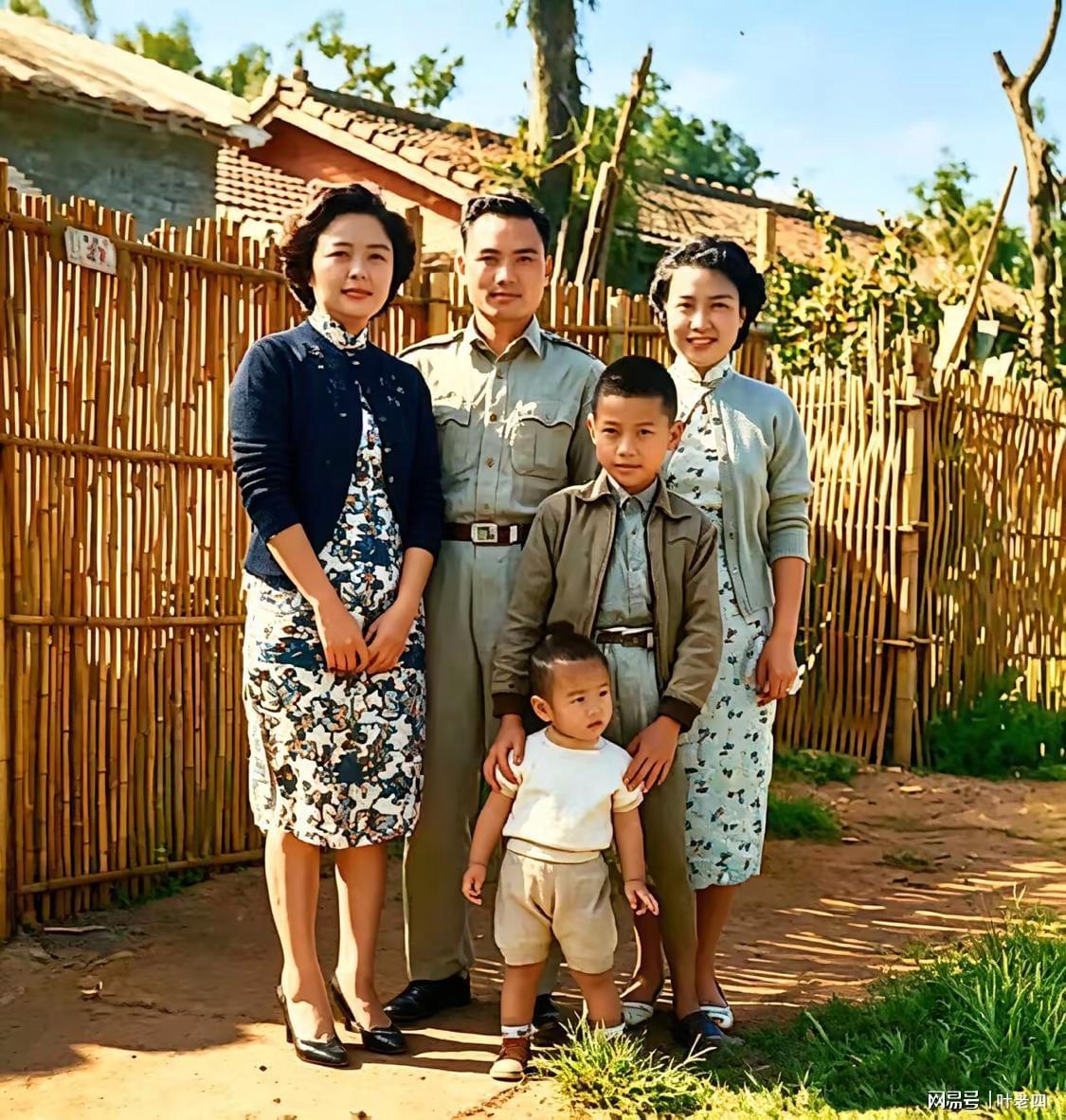九游棋牌-郑丽文和家人的一张合影，时间是1971年，地点是眷村。
